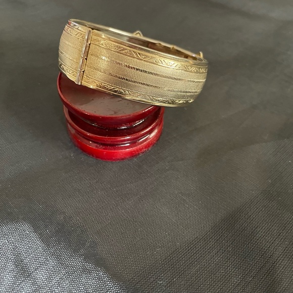 Vintage embossed shiny gold tone brass cuff bracelet with box tab clasp. - Picture 5 of 10